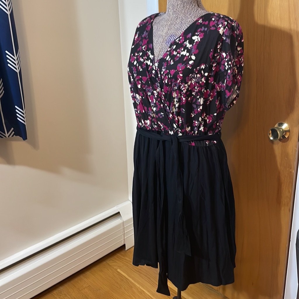 Elle Nwt Womens Xl Cap Sleeve V-Neck Dress With Belt Floral Top Black Skirt — image 2 of 8